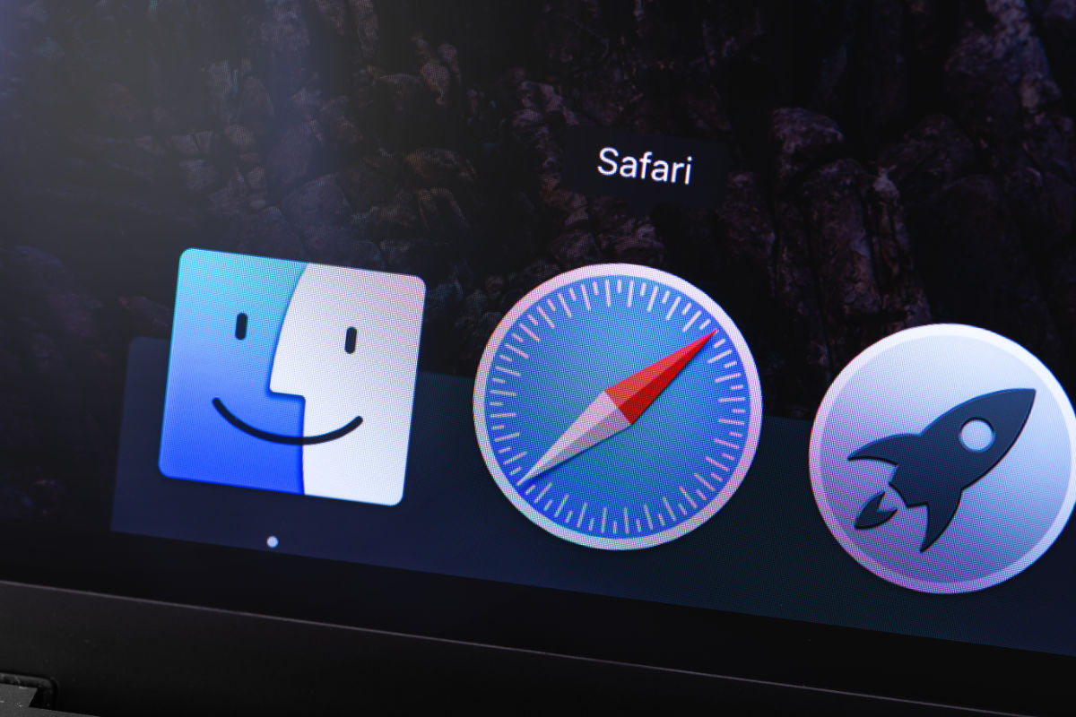 A close up of a computer screen showing the Safari icon.