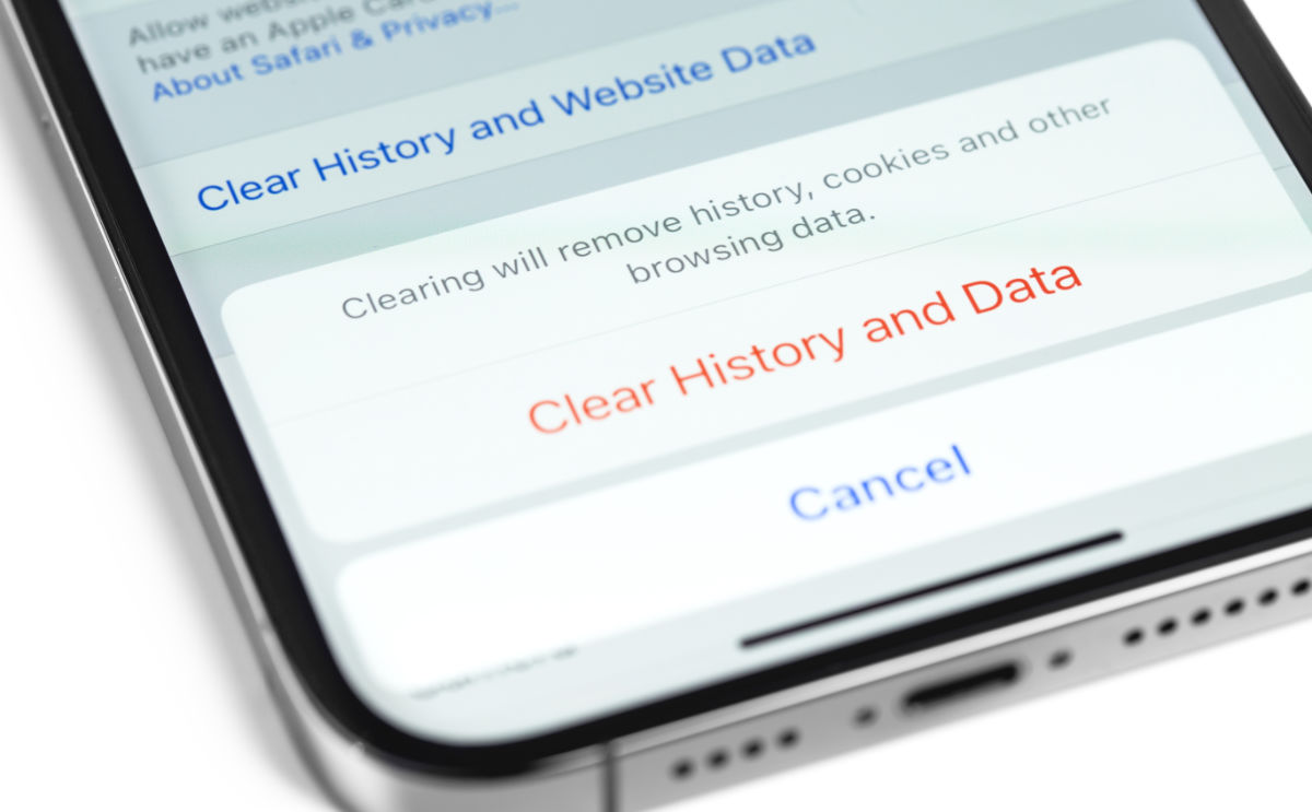 A settings page on an iPhone showing the option to clear history and data.
